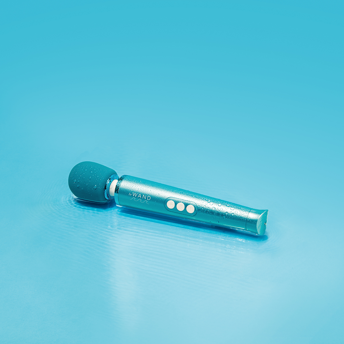 Product image of the  Le Wand vibrator on clean background